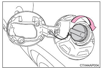 Toyota Auris. Apertura del tapón del depósito de combustible